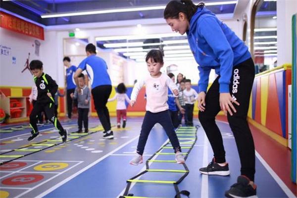 提升健康素养 守护幼儿成长——麟游县官坪幼儿园开展健康领域能力提升培训(图1)